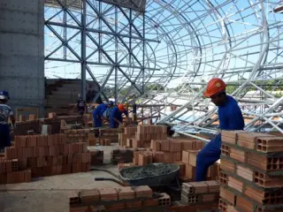 Ressocialização: Detentos trabalham em obras do Aquário do Pantanal